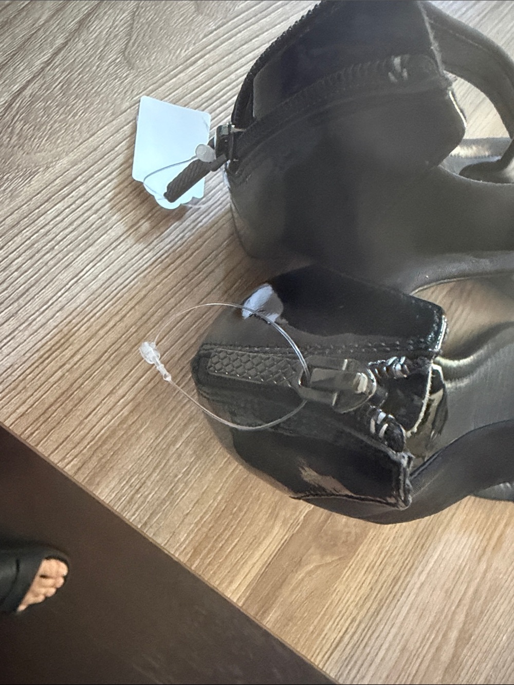 Donald J. Pliner Black Women’s Toe-Post Sandal - Picture 5 of 16